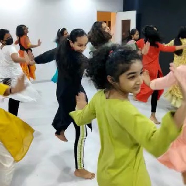 Ritika Das joining her grade 5s in a Laavni choreo. A break from our hardcore Kathak at times helps all to learn better and more. @ritika_dancer #Kathak #kathakinfilms #Dubaidance #ClassicalIndiandance #kathakwithgurukul