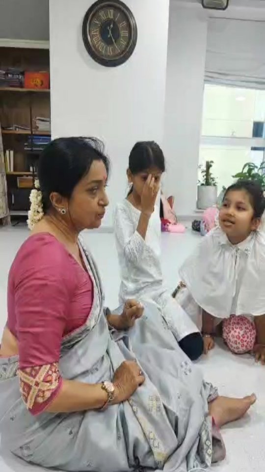 Dr @palichandra_kathak  engaging her little ones at Gurukul with the everlasting Makhan chori. An excercise on expression.