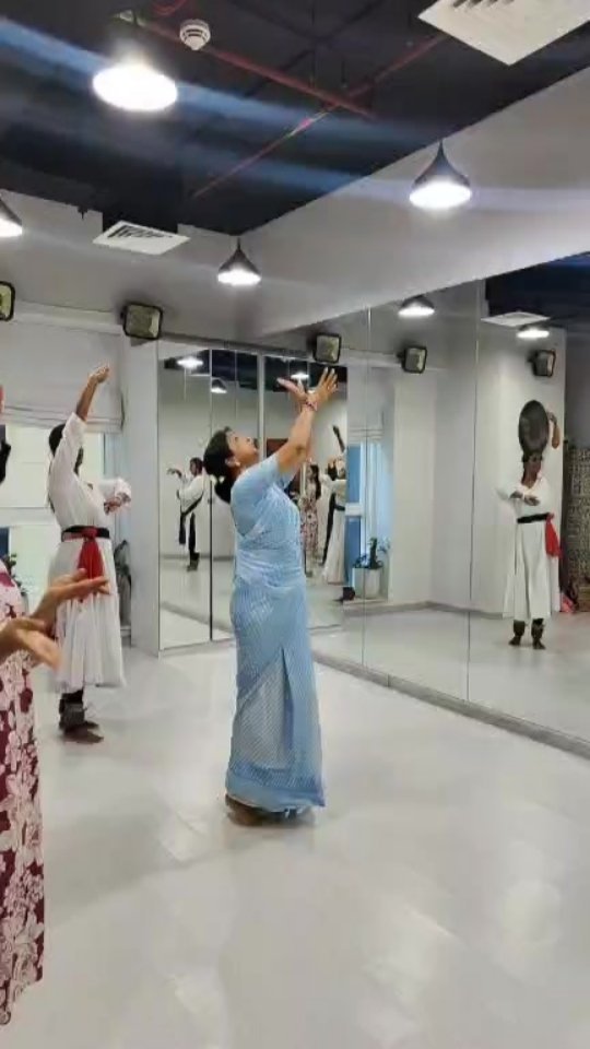 @palichandra_kathak  Guru Paliji sharing the nuances that makes our dance sharper, sweeter and super elegant. In the class of grade 6 ladies batch, run twice a week under the tutelage of our lead instructor Ritika Das @ritika_dancer.