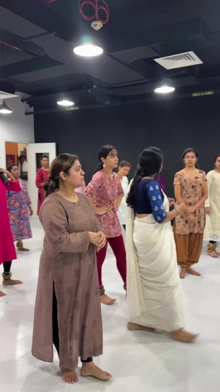 Live session with our Grade 3s! Getting up to dounds of ghungroo in a full studio. Cannot ask for more from you O Lord!

Do you want to see more live sessions?

#gurukuldubai #kathakdubai #culturedubai #indianclassicaldance #dancedubai #palichandra #palichandrakathak