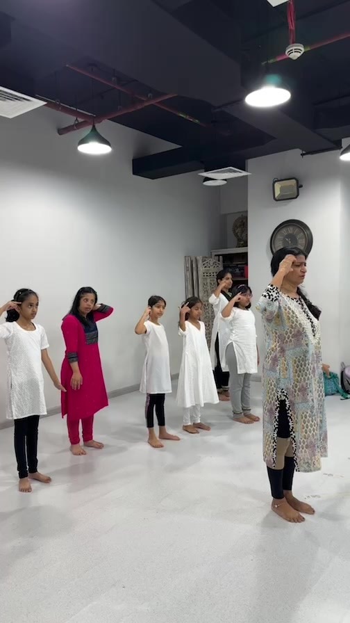 Our grade 2 kiddos learning a new piece!✨
.
@tugnaitsomna 
.
.
.
.
.
#gurukulstudios #kathak #kathakdubai #gurukuldubai #dancers #kathakdancers