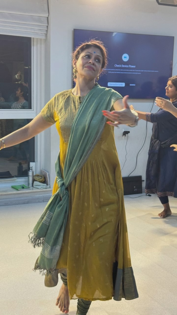 Day 1 of Bhawani Stuti Workshop with @madhunatarajdances  Madhu Nataraj of  @natyastemdancekampni ,  leaves learners wanting  so much more.  Originally choreographed by Dr Maya Rao on Madhuji, this is a composition that we at Gurukul will forever treasure. Thank you Universe for giving us this opportunity.
.
.
#dance #kathak #choreography #dhrupad #gurumayarao @kathakwithgurukul  #kathakdubai